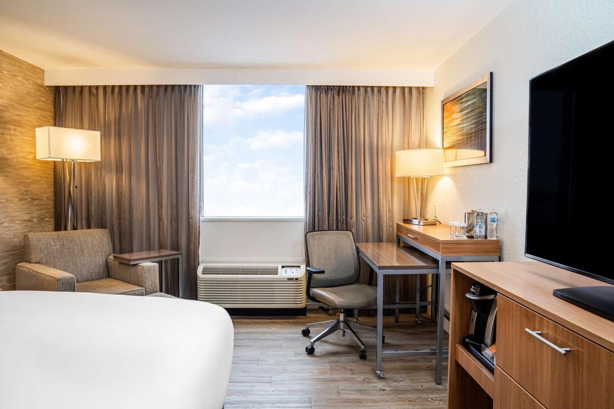 Doubletree By Hilton Kitchener Hotel Exterior photo
