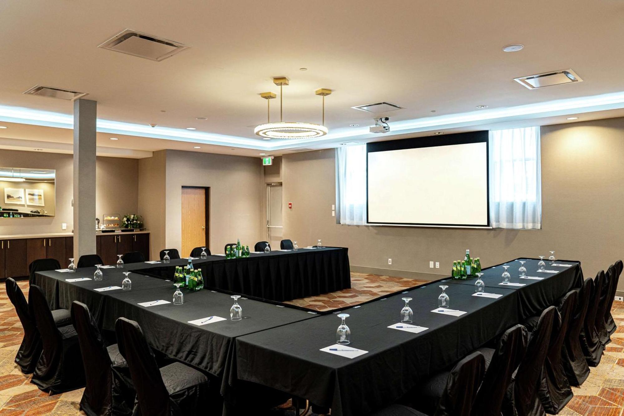 Doubletree By Hilton Kitchener Hotel Exterior photo