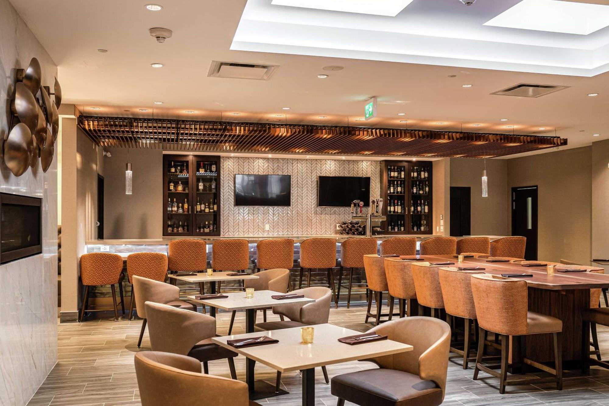 Doubletree By Hilton Kitchener Hotel Exterior photo